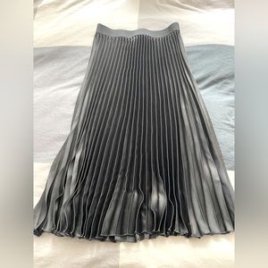 Pleated mid skirt